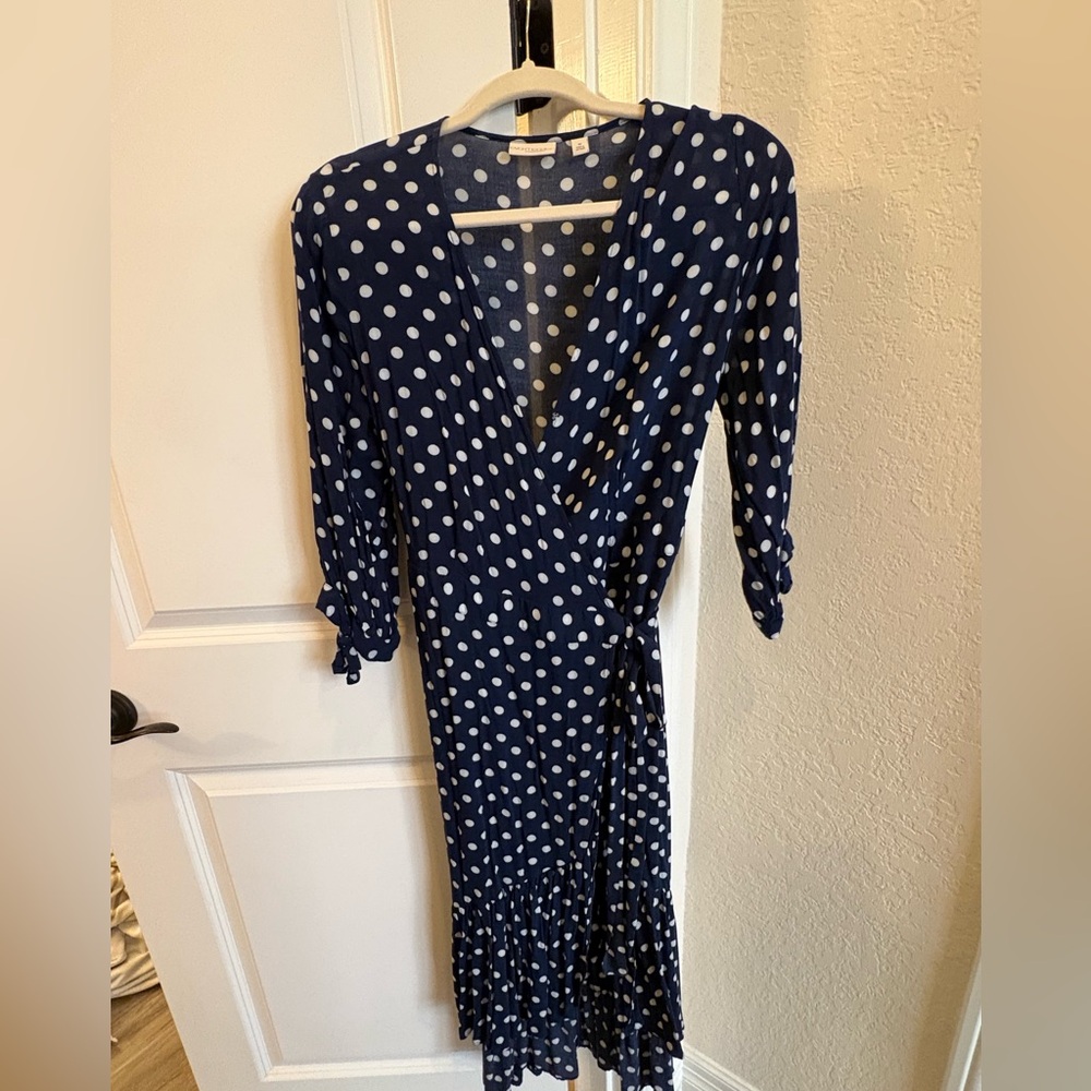 💙🤍 Polka Dot Perfection! Eva Mendes Wrap Dress | Size M 🤍💙
